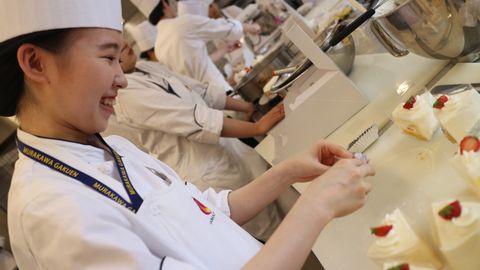 山手調理製菓専門学校(製菓・製パン・ショコラ・和菓子・カフェ・ブライダル・日本料理・西洋料理) 「毎日つくる実習」がすごい!全国トップクラスの実習量!!毎日繰り返すことで技術を身体に染み込ませる!