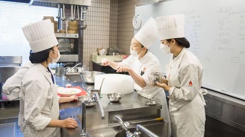 山手調理製菓専門学校(製菓・製パン・ショコラ・和菓子・カフェ・ブライダル・日本料理・西洋料理) YAMANOTEの教員は専任制、全員が一流現場での経験者