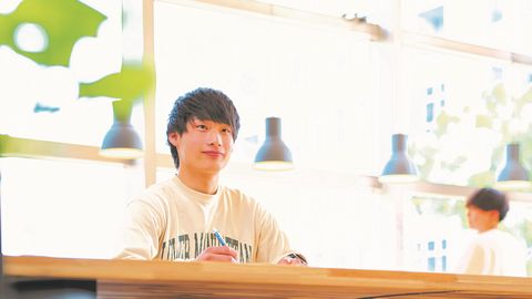 中央学院大学 資格取得支援。とことん学びに打ち込める環境を用意。将来に役立つ資格の取得を積極的に支援します