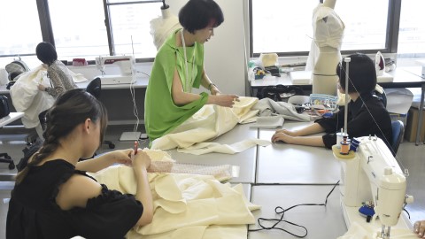 松山デザイナー専門学校 劇団やアーティストの衣装を手掛ける舞台衣装・コスチュームデザイナーの授業