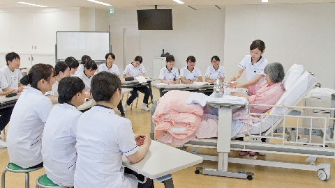 福岡看護大学 臨地実習での学修効果を高める！現役看護師から学べる模擬実習型シミュレーション演習を実施しています。
