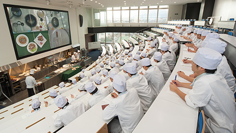 平岡調理・製菓専門学校 280インチの大画面モニターで講師の手元まで映し出すライブ授業！