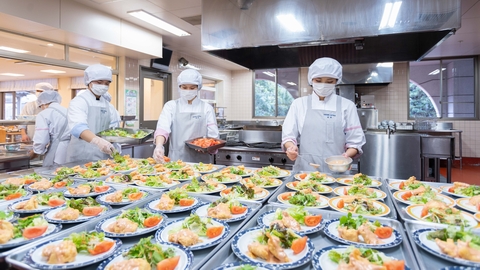 平岡栄養士専門学校 300食の大量調理を行う「給食管理実習」で実践力を養う！