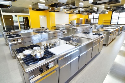 平岡栄養士専門学校 HIRAOKAは全ての調理実習室が1人1台仕様！栄養士に必須の調理のチカラが身に付きます♪