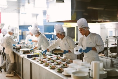中村調理製菓専門学校 全国屈指の実習時間。「レストラン実習」「ケーキショップ実習」で本格的な実践力を磨く。