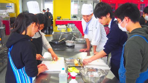 山梨秀峰調理師専門学校 オープンキャンパスで調理実習体験！