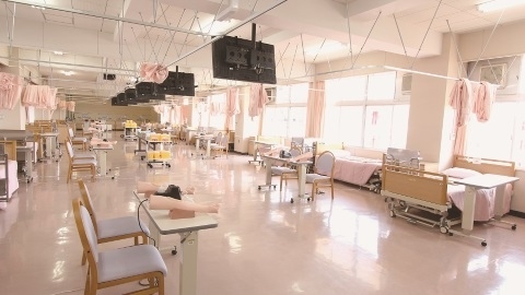 日本保健医療大学 最新の医療技術を学ぶ大学内演習室「基礎看護演習室」