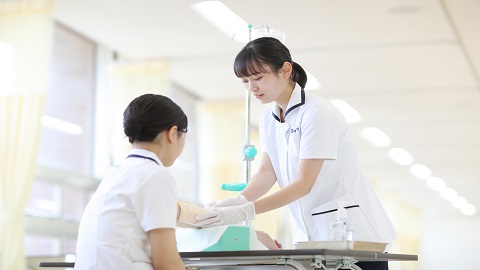 朝日大学 歯学部歯学科・保健医療学部看護学科の1年次の授業料を50％減額