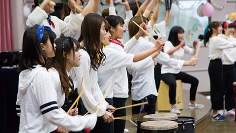 駒沢女子短期大学 本学付属の「こまざわ幼稚園」と緊密に連携し、さまざまな機会で子どもたちと交流