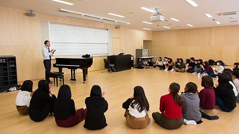 駒沢女子短期大学 想（身体表現）、奏(音楽表現)、創(造形表現)の「表現力」や「遊び力」を充実した施設・設備で高める