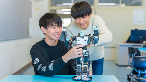 日本工科大学校 システム開発からネットワーク構築、AI・ロボット開発を基礎から学ぶ