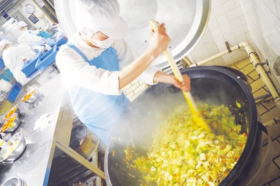 武蔵野栄養専門学校 大量調理実習で、実際に400食分の給食を提供！
