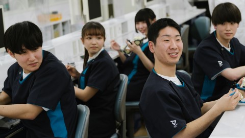 新東京歯科技工士学校 デジタルも手作りも！一人ひとりの将来の可能性が広がる“選べる授業”