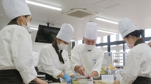 琉球調理製菓専門学校 在学中に製菓衛生師の資格取得を目指す！（製菓製パン専門士科）