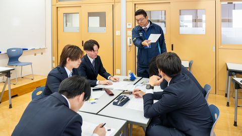 専門学校　福岡カレッジ・オブ・ビジネス きめ細かな少⼈数制
