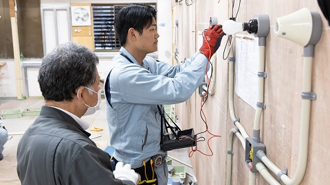 九州電気専門学校 夜間部を併設、国家資格レベルの学びを昼間のアルバイトや仕事をしながら両立