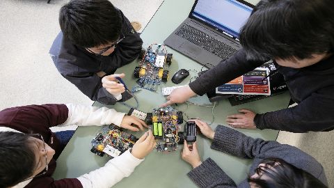 大阪電子専門学校 どんどん身近な存在になっているAIやロボットの技術を学ぼう