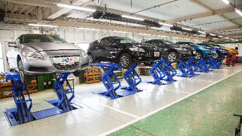 岡山自動車大学校 メーカーの枠を越えた60台以上の豊富な実習車両、全てのメーカー系正規ディーラーへの就職が可能です
