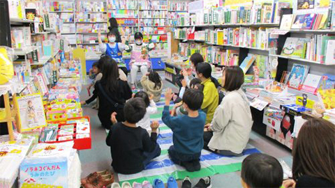 福島学院大学短期大学部 岩瀬書店主催「学生による絵本の読み聞かせ会」を実施しました。