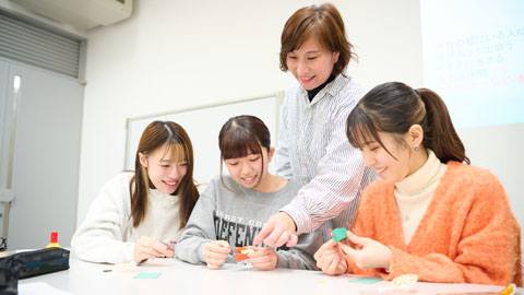 宝塚大学　看護学部（大阪梅田キャンパス） ハートの看護を、アートで学ぶ。