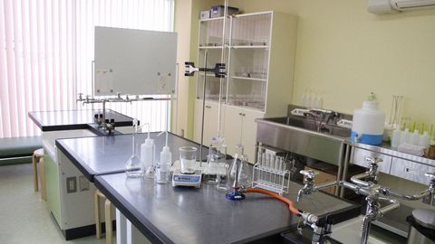 青森県ビューティー＆メディカル専門学校 業務を学ぶ調剤実習室を完備