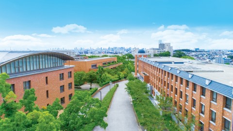 関西大学 ＜千里山キャンパス＞つややかな緑につつまれた広大な敷地。 自由闊達な気風を育む豊かな土壌。