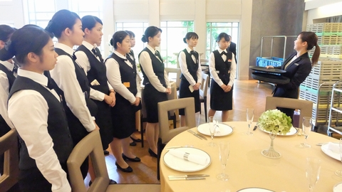 大阪外国語・ホテル・エアライン専門学校 一流ホテルでのホテルマナー研修や国内・海外研修旅行でサービスを体感