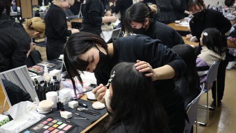 小井手ファッションビューティ専門学校 ■ミュージカル出演キャストへのヘアメイク、衣装製作も！