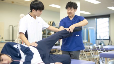 大阪行岡医療大学 50年間の実績と医療業界との信頼関係が、実践的な授業や国家試験対策に⽣きる