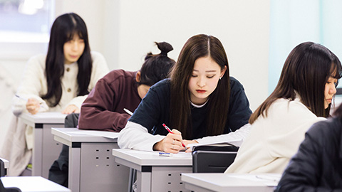 武蔵野短期大学 可能性を広げる各種資格にチャレンジ　小学校教諭二種免許状も！