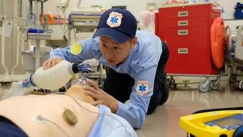 上武大学 ビジネス情報学部スポーツ健康マネジメント学科に「救急救命士コース」を設置しています