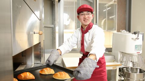 東大阪大学短期大学部 専任教員の指導が製造技術を始め礼儀、作法、忍耐力を身につけるよう指導「実践食物学科製菓衛生師コース」