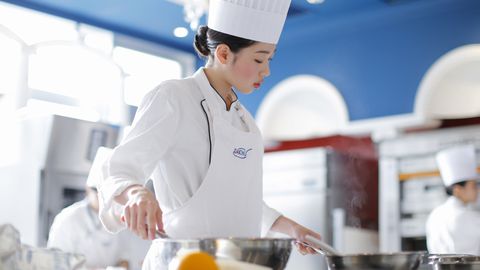 大阪調理製菓専門学校 3年間の「シェフパティシエマイスタークラス」で、調理・製菓をさらに究める！