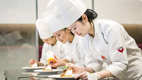 山手調理製菓専門学校（製菓・製パン・ショコラ・和菓子・カフェ・ブライダル・日本料理・西洋料理） 実習量は全国トップクラス　毎日実習がある学校