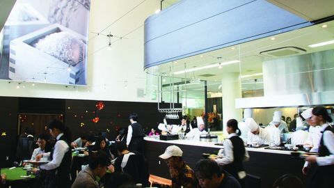 東京誠心調理師専門学校 校舎の1Fにあるレストラン「Ｓ-アイリス」。接客・調理・会計のすべてを校内で！