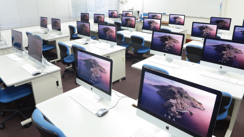 新潟情報専門学校 実習用パソコンが400台以上！