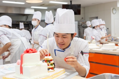 名古屋ユマニテク調理製菓専門学校 【製菓製パン本科】洋菓子・和菓子・製パンの3分野を学び、可能性を広げよう！
