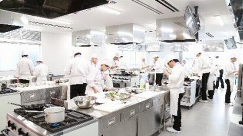 山梨秀峰調理師専門学校 充実した設備を使用しての調理実習!