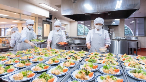 平岡栄養士専門学校 300食の大量調理を行う「給食管理実習」で実践力を養う!