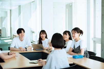 武蔵大学 武蔵大学は、高校の進路指導の先生が選ぶ大学ランキング*において、多数の項目で選ばれました。