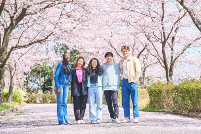 立命館アジア太平洋大学(APU) APUの学びのフィールドは「世界」 〜⽇本屈指 の多⽂化教育環境〜