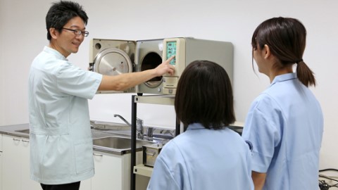 セントラル動物専門学校 国家資格「愛玩動物看護師」に対応。看護実習室完備で獣医師から生きた学びを経験できる。