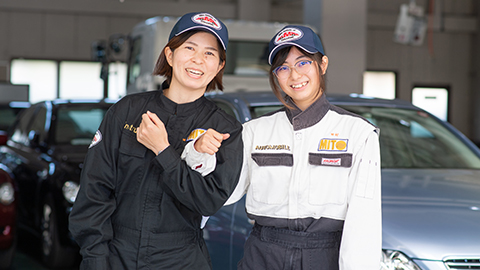 専門学校水戸自動車大学校 女性メカニックも活躍しています!