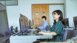 情報系科目26科目開講｜プログラミング・クリエイティブ制作・デジタルマーケティングなど幅広く学べる（高崎商科大学）
