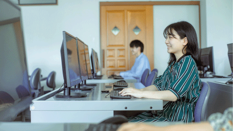 高崎商科大学短期大学部 情報やデザインが学べる科目を多数開講。プログラミング、動画・画像編集からWebデザインまで