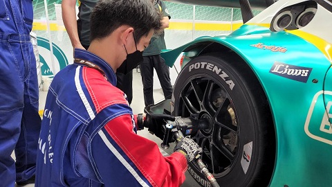 トヨタ名古屋自動車大学校 SUPER GTメカニック補助体験