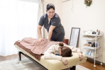 【鍼灸あん摩マッサージ指圧師】卒業生インタビュー：身体も心もほぐす。患者さんの和らいだ顔が仕事の糧！（東京衛生学園専門学校）