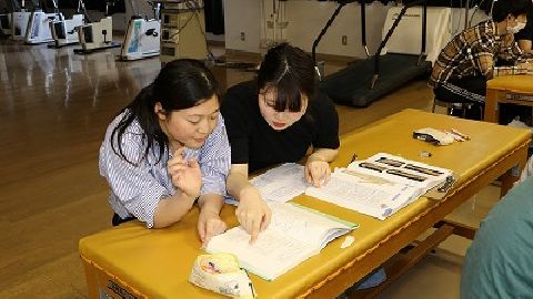 YMCA米子医療福祉専門学校 先輩が後輩にアドバイス「縦割り学習システム」