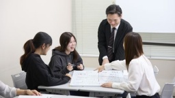 【授業情報】 社会で役立つオリジナルカリキュラム多数！（トライデント 外国語・エアライン・ホテル専門学校）