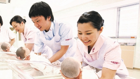 穴吹医療大学校 くり返し、じっくり、丁寧に学ぶ授業で、基礎力を身につける